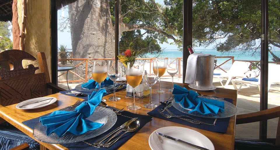 5 restaurants; breakfast, lunch, and dinner served