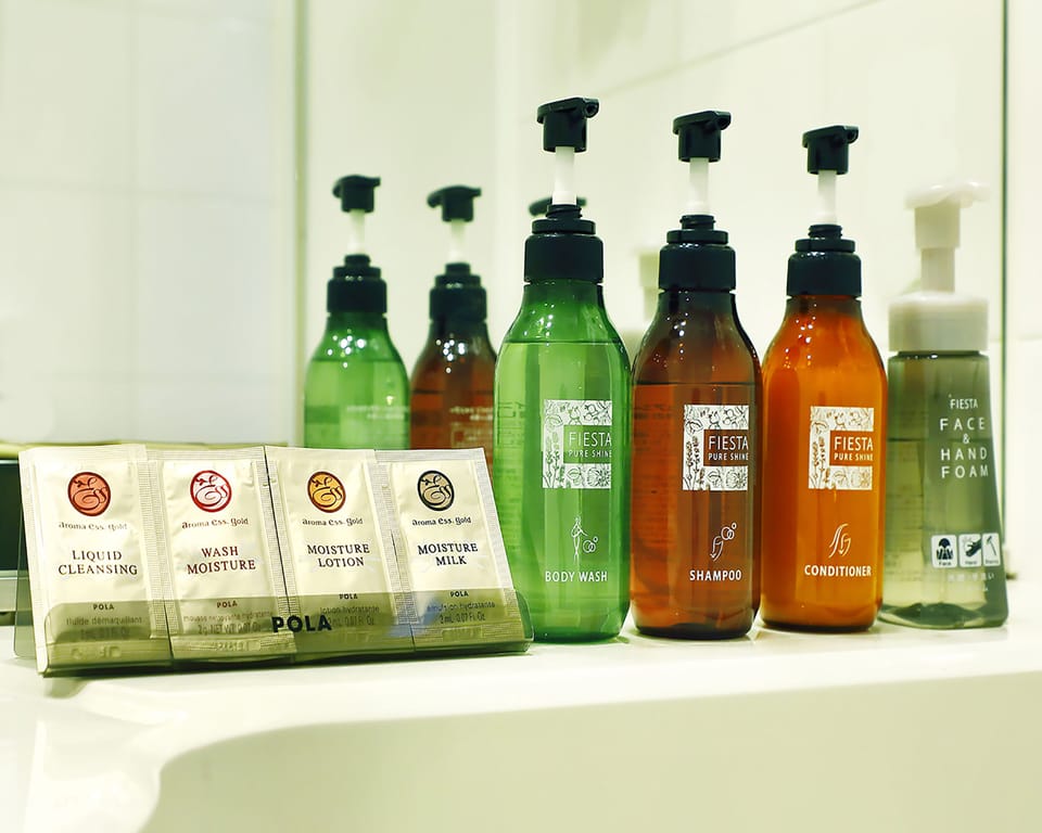 Combined shower/tub, deep soaking tub, eco-friendly toiletries