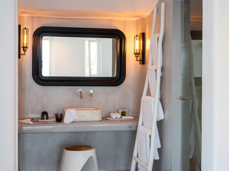 Exclusive Bungalow Suite with outdoor Hydro-massage Bathtub | Bathroom | Combined shower/tub, free toiletries, hair dryer, bathrobes