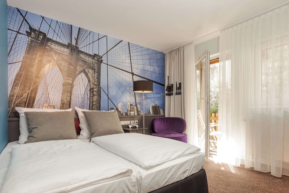 Comfort Room, 1 Double Bed | Hypo-allergenic bedding, free minibar items, desk, blackout drapes