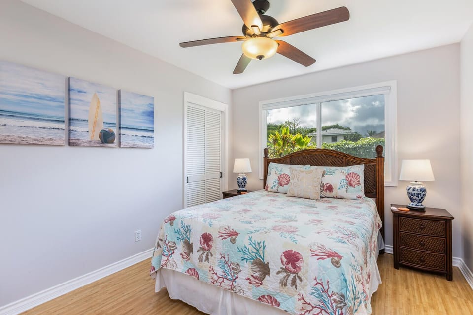 Pineapple Bedroom
Queen-size Bed with attached shared bathroom with shower & tub