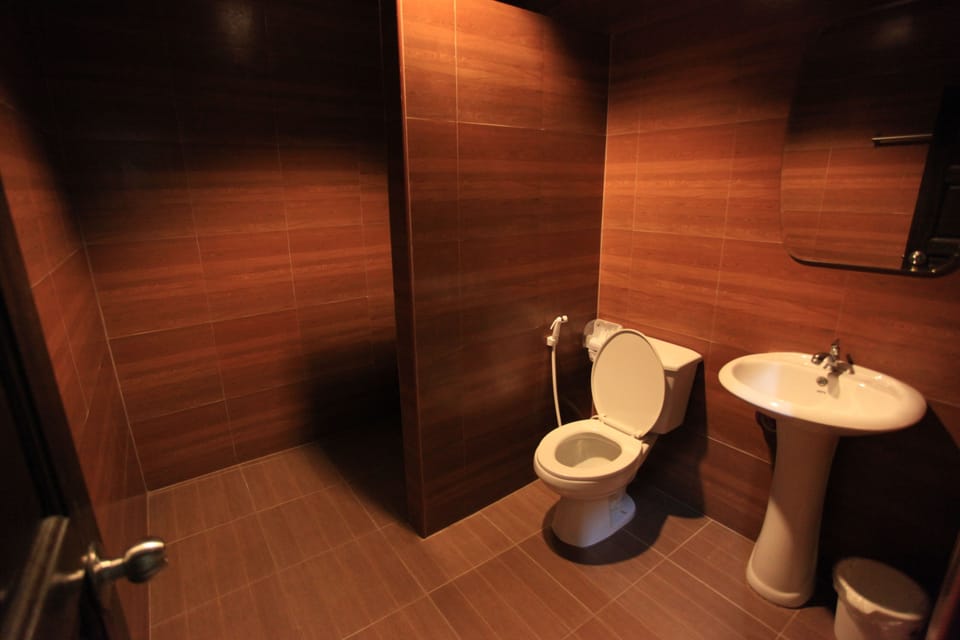 Shower, free toiletries, towels