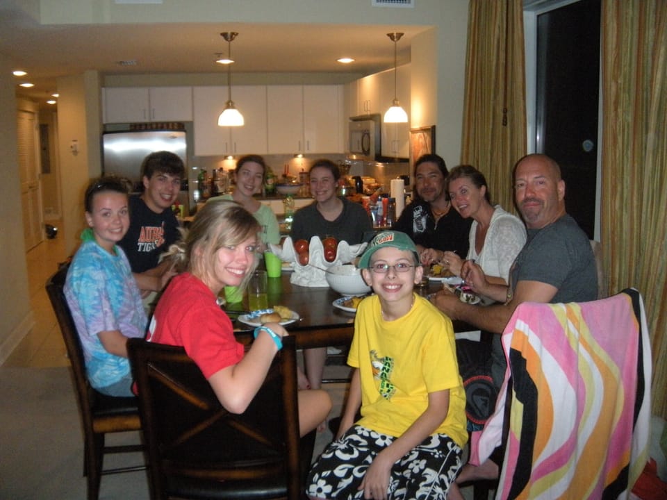 ROOM FOR FAMILY DINNER!
