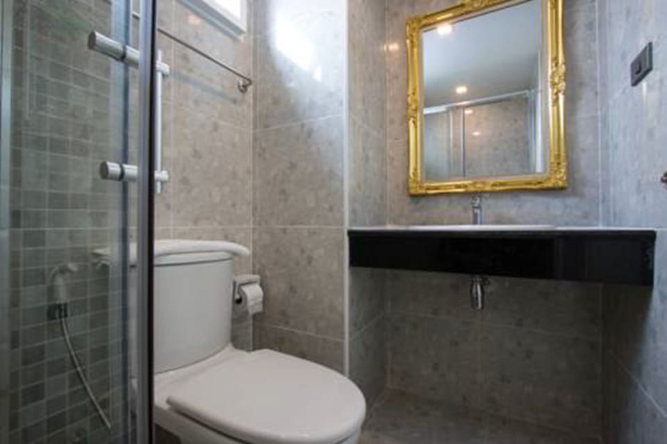 Shower, rainfall showerhead, free toiletries, hair dryer