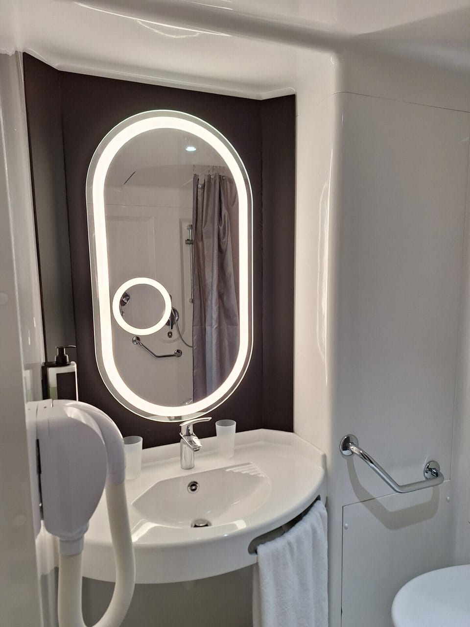 Quadruple Room | Bathroom | Shower, eco-friendly toiletries, hair dryer, towels