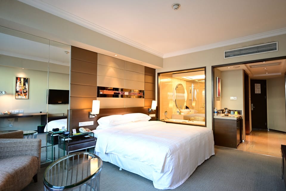 Room, 1 King Bed, Garden View | Premium bedding, minibar, in-room safe, desk