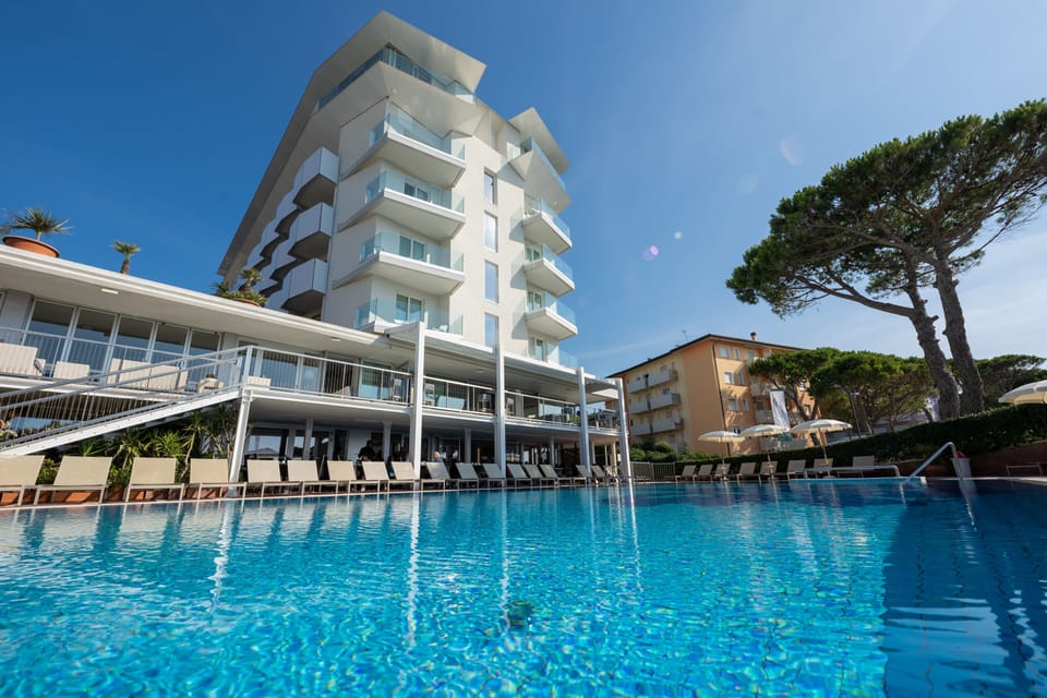 Seasonal outdoor pool, pool umbrellas, sun loungers