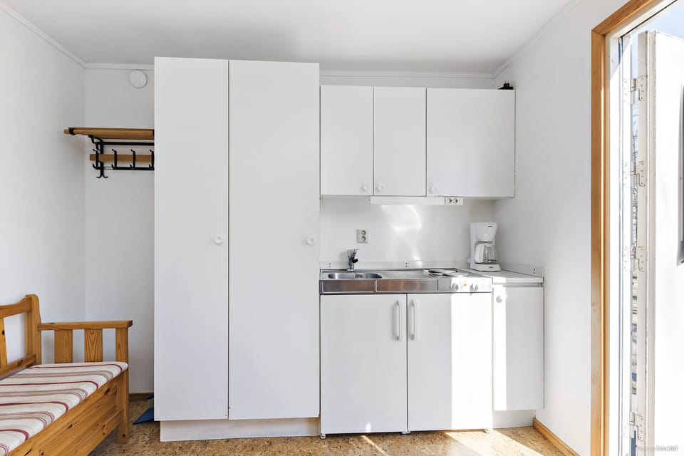 Cabin, Shared Bathroom (Lekebergabyn) | Private kitchenette | Fridge, microwave, stovetop, coffee/tea maker