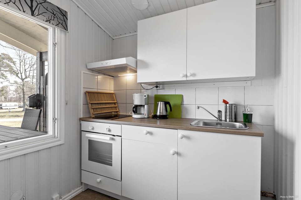 Cabin (Vänerstuga) | Private kitchen | Fridge, microwave, stovetop, coffee/tea maker