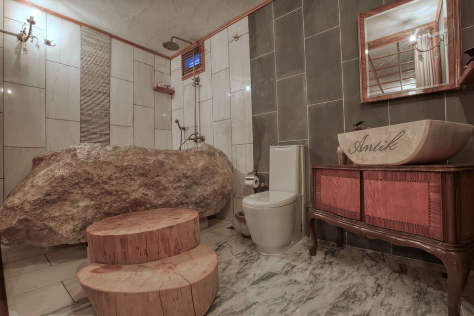 Grand Double Room | Bathroom | Free toiletries, hair dryer, slippers, bidet