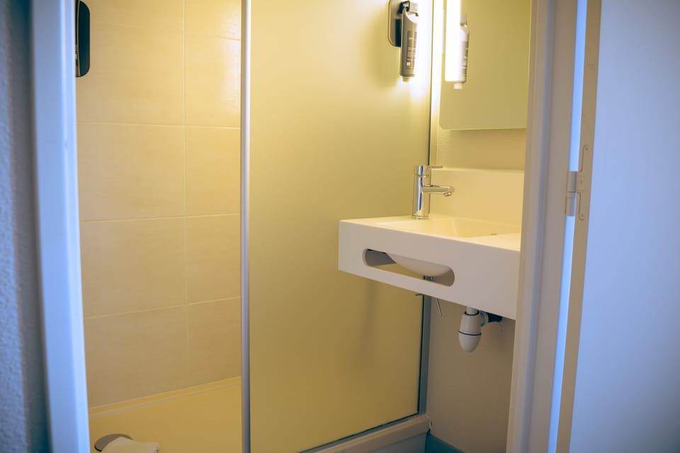 Shower, towels