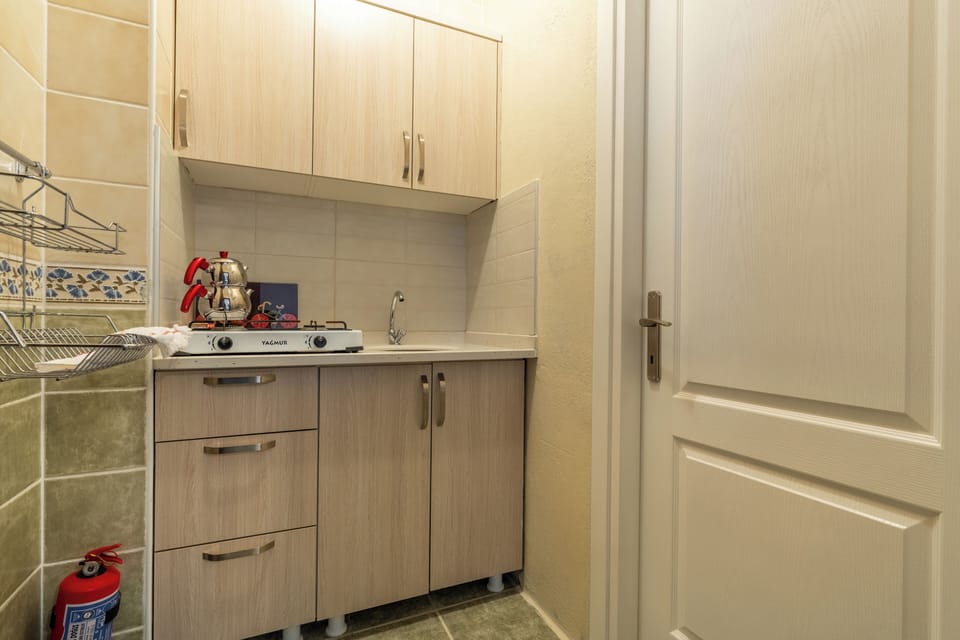 Triple Room | Private kitchen | Mini-fridge, stovetop, electric kettle