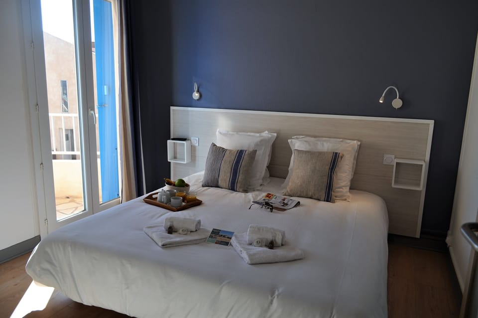 Standard Double Room, Partial Sea View | Iron/ironing board (on request), WiFi (free), bed sheets