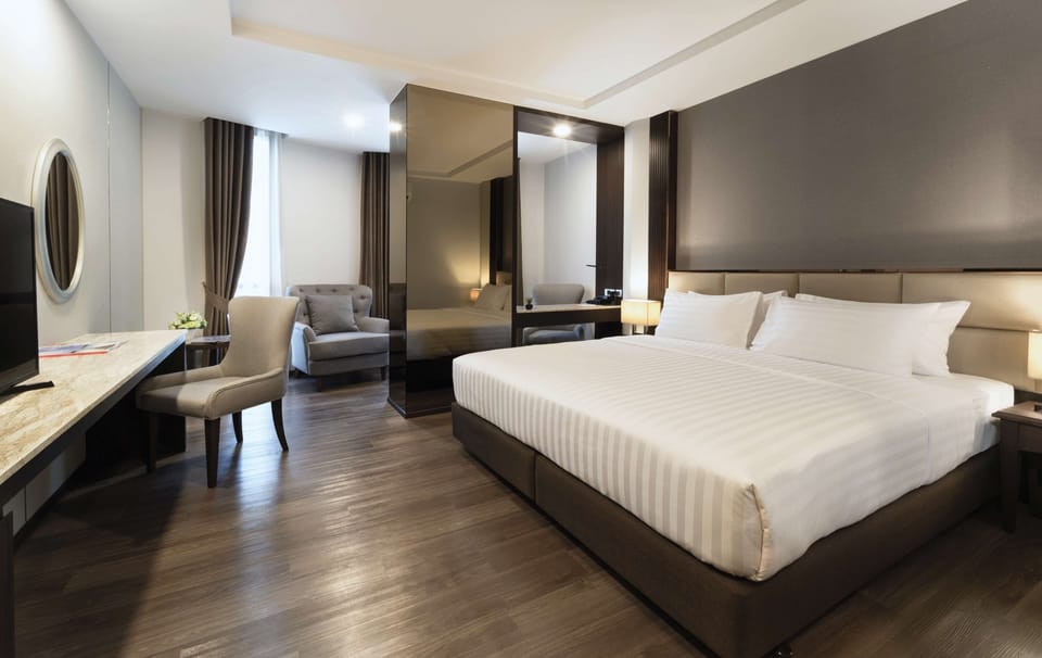 Deluxe Room, 1 King Bed, Non Smoking | Minibar, in-room safe, desk, iron/ironing board