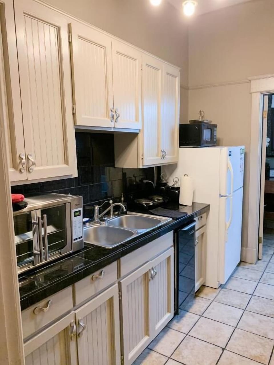 Luxury Single Room, 1 King Bed, Private Bathroom | Private kitchen | Fridge, microwave, oven, stovetop