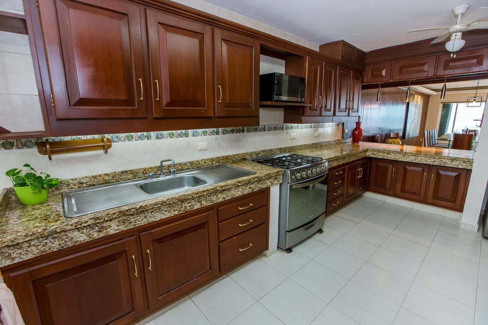 Full kitchen