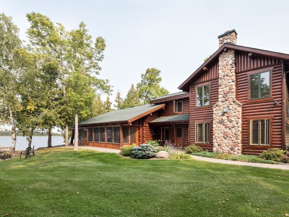A view of the entry to the cabin as well as the proximity to the shoreline.