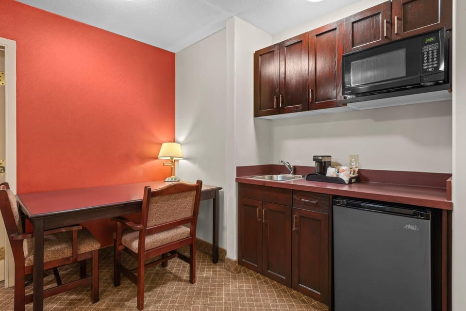 Suite, 1 Queen Bed | In-room safe, desk, iron/ironing board, alarm clocks