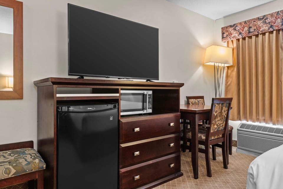 King Room with Jacuzzi Tub | In-room safe, desk, iron/ironing board, alarm clocks
