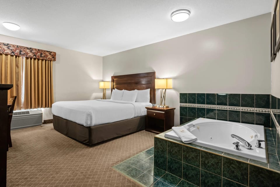 King Room with Jacuzzi Tub | In-room safe, desk, iron/ironing board, alarm clocks