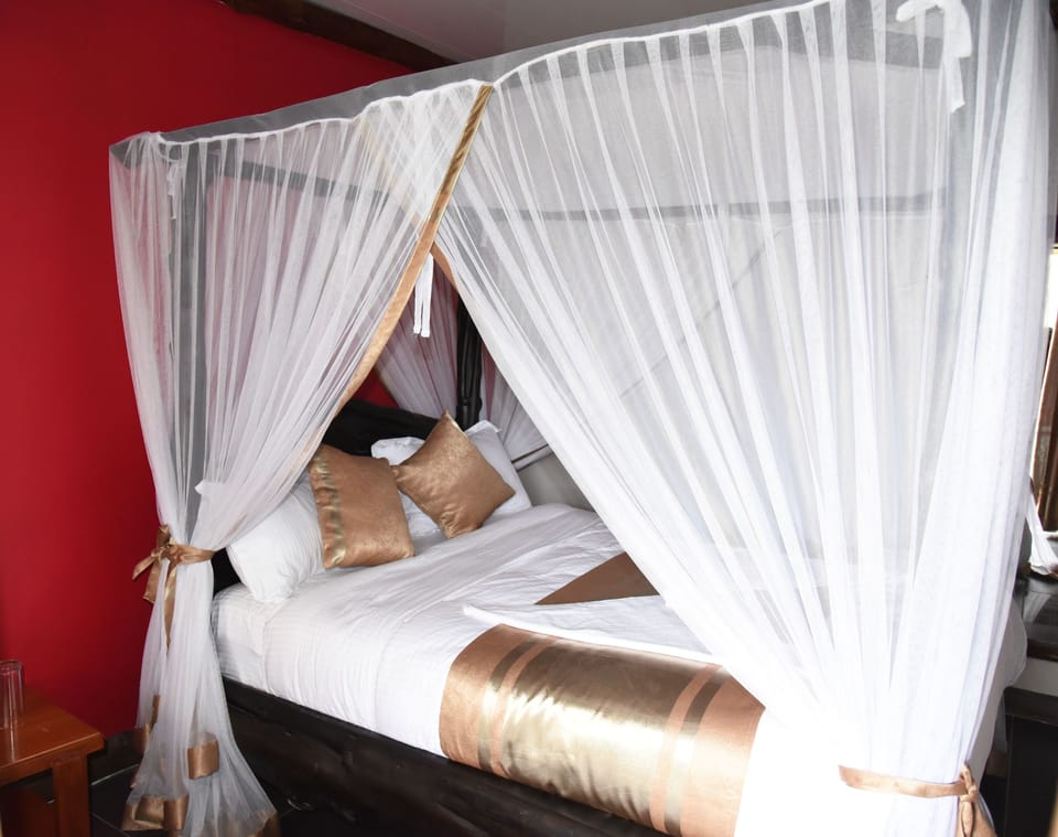 Suite, 1 Queen Bed (Savannah) | Premium bedding, desk, free cribs/infant beds, rollaway beds