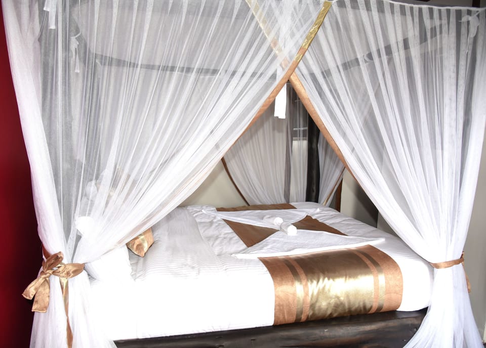 Suite, 1 Queen Bed (Savannah) | Premium bedding, desk, free cribs/infant beds, rollaway beds