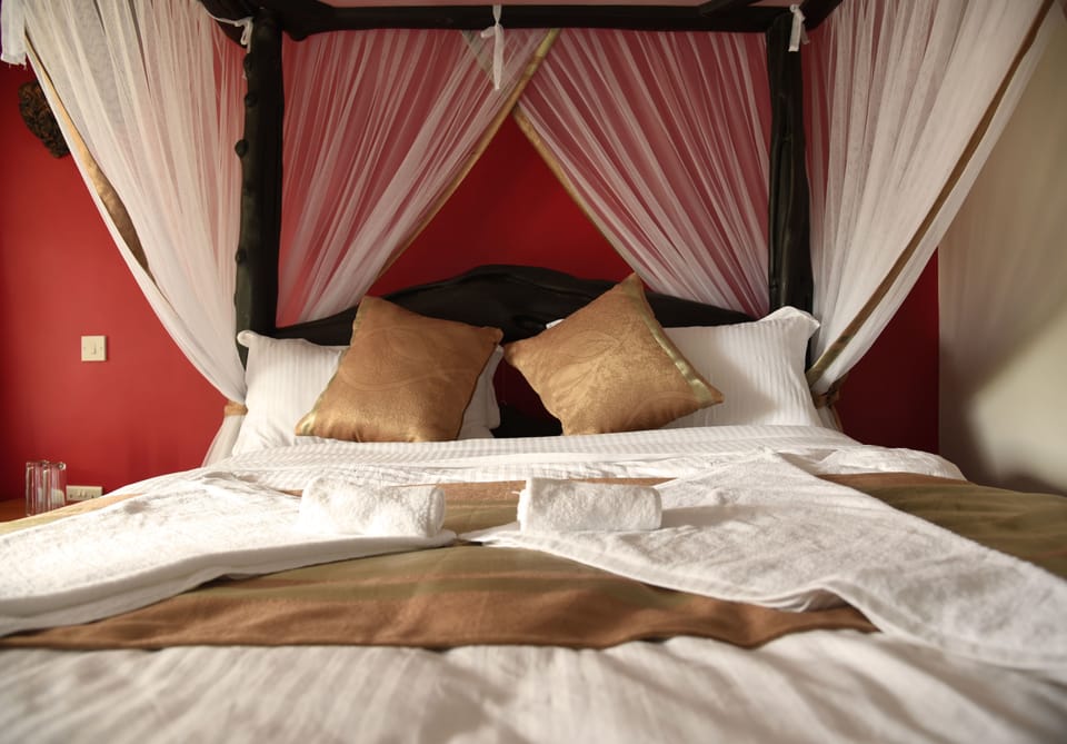 Suite, 1 Queen Bed (Savannah) | Premium bedding, desk, free cribs/infant beds, rollaway beds