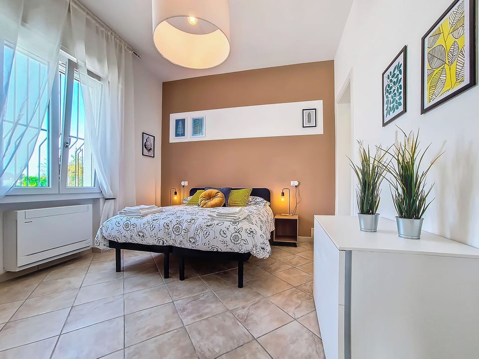 Double or Twin Room | Travel crib, WiFi (free), bed sheets