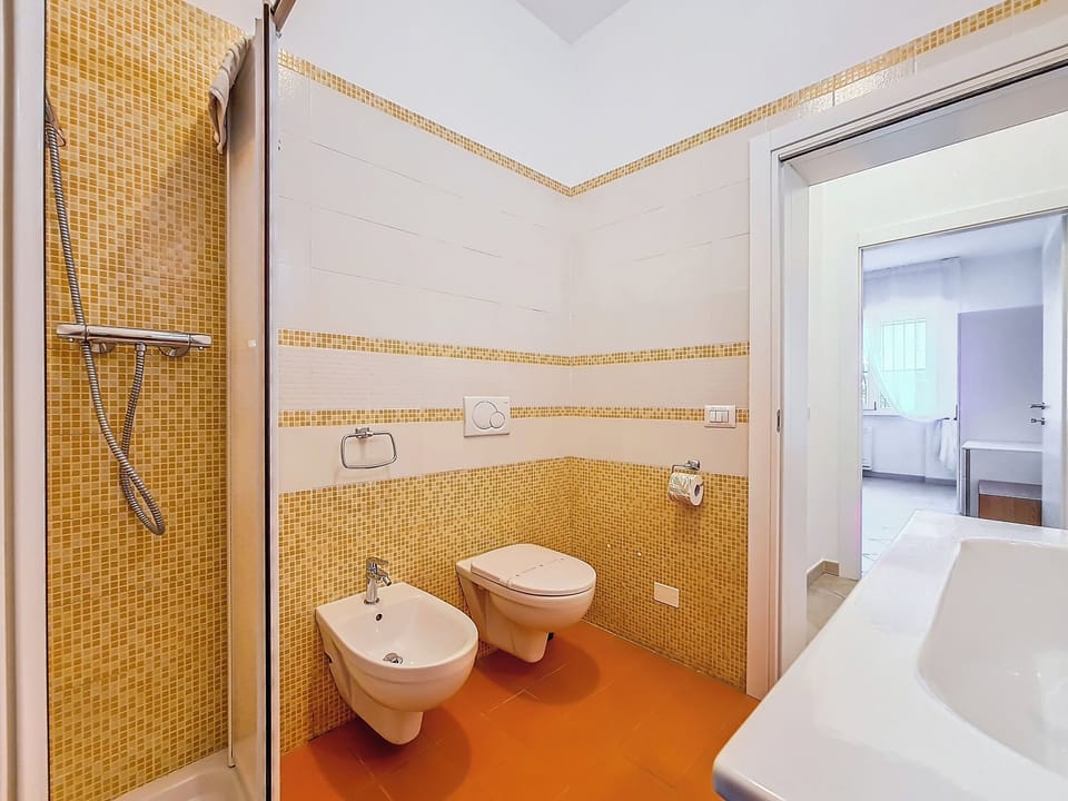 Comfort Triple Room | Bathroom | Shower, free toiletries, bidet, towels