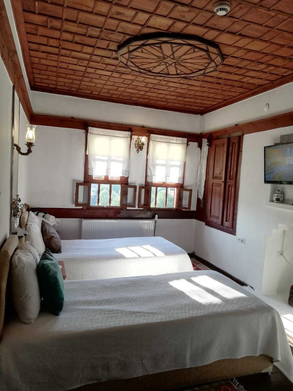Egyptian cotton sheets, premium bedding, desk, WiFi (free)