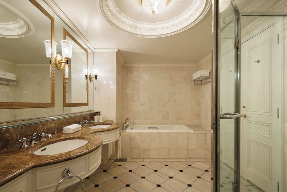 Club Breeze Family Suite, Rainbow Bridge Side, Non Smoking (Executive Lounge Access) | Bathroom | Combined shower/tub, free toiletries, hair dryer, slippers
