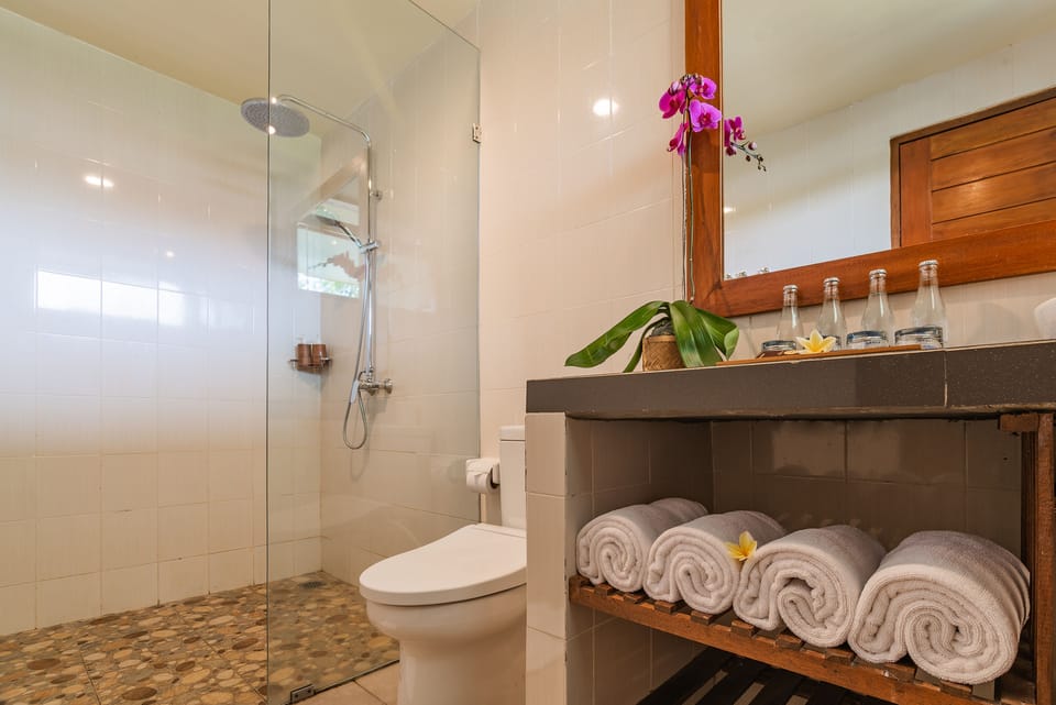 Family Double Room, Balcony | Bathroom | Shower, rainfall showerhead, free toiletries, hair dryer