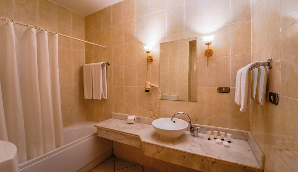 Combined shower/tub, free toiletries, bathrobes, towels