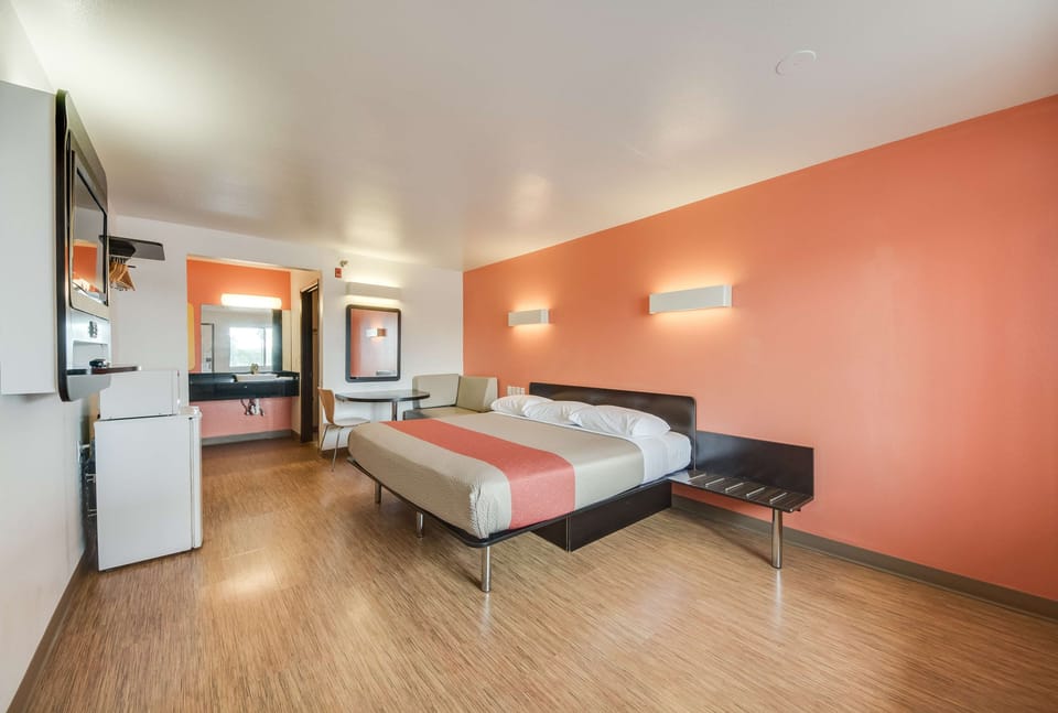 WiFi (free), bed sheets