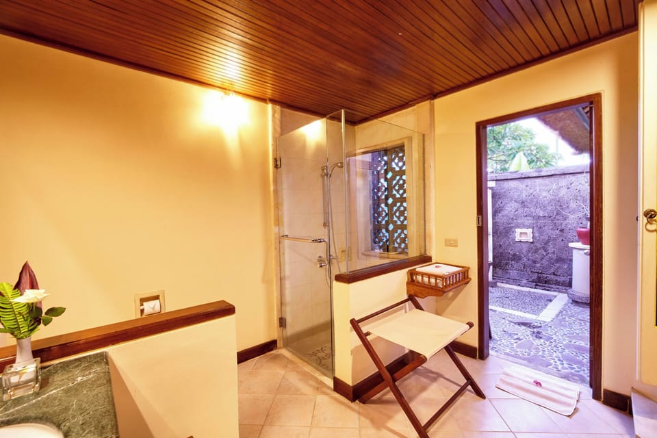 Free toiletries, hair dryer, bathrobes, bidet