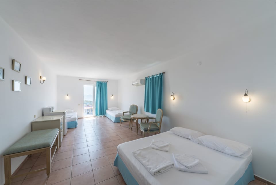 Quadruple Room | In-room safe, desk, free WiFi, bed sheets