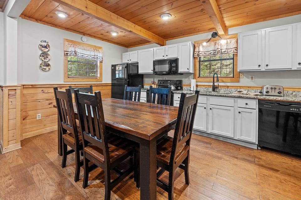 Cabin, 3 Bedrooms | Dining