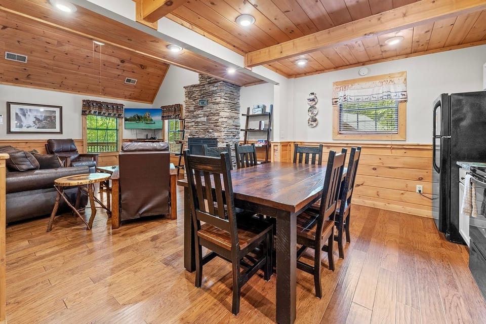 Cabin, 3 Bedrooms | Dining