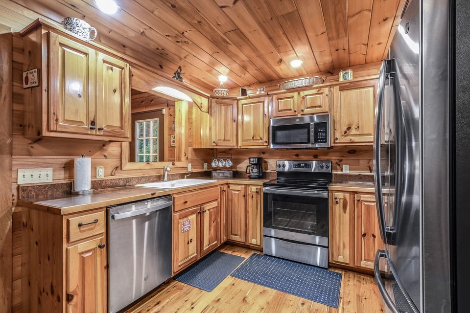 Cabin, 3 Bedrooms | Private kitchen | Fridge, microwave, oven, coffee/tea maker