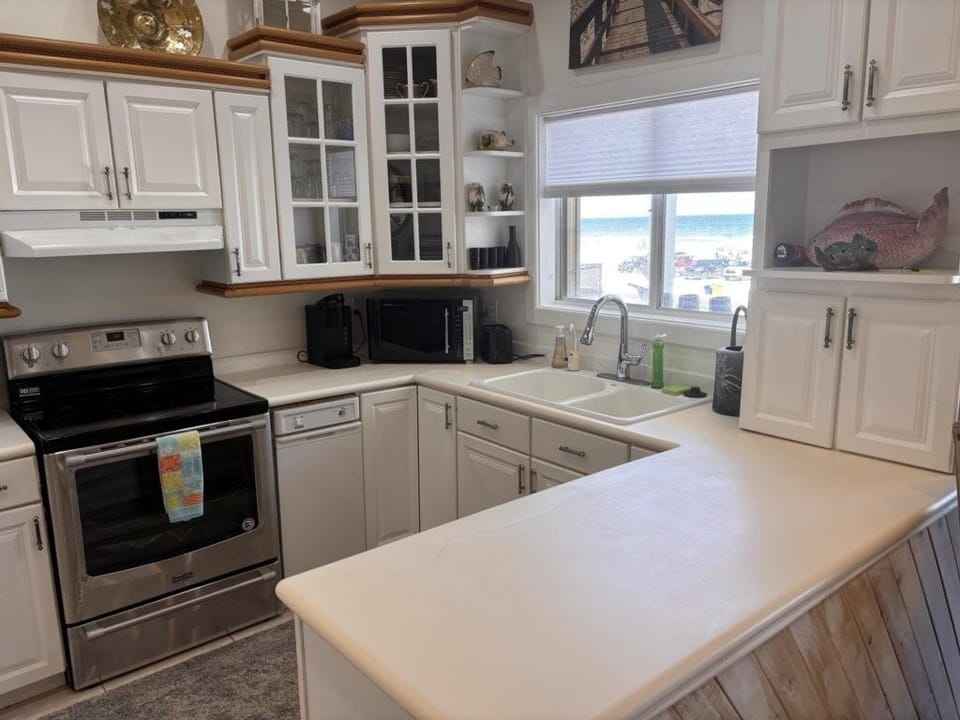 House, 4 Bedrooms | Private kitchen