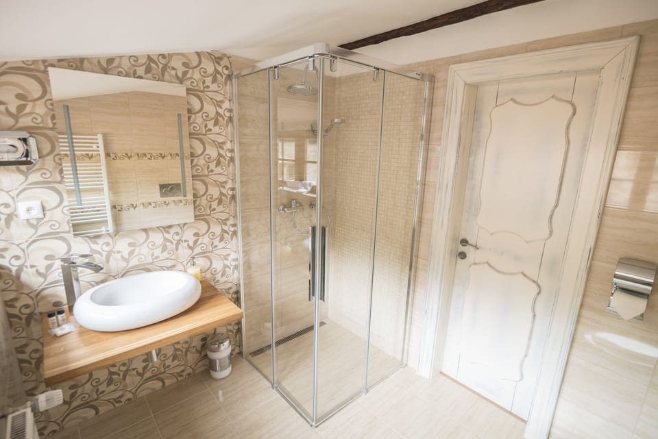 Deluxe Quadruple Room (Romantic) | Bathroom amenities | Free toiletries, hair dryer, towels
