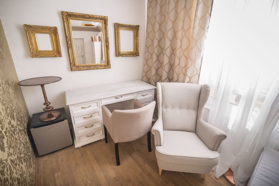 Deluxe Apartment, 1 Bedroom | Living room | TV