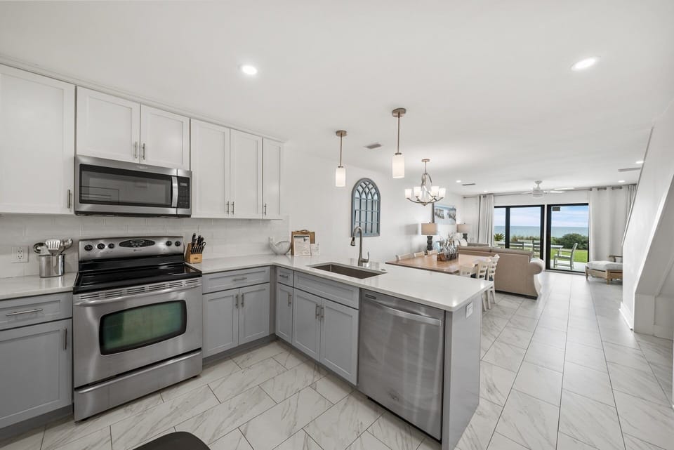 Townhome, 2 Bedrooms | Private kitchen | Fridge, microwave, oven, coffee/tea maker