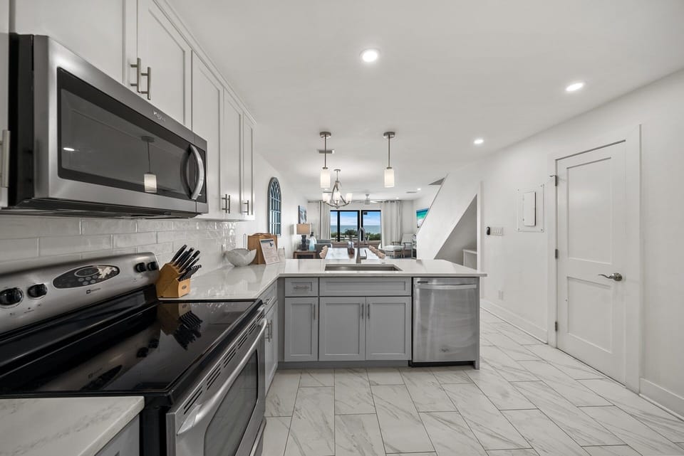 Townhome, 2 Bedrooms | Private kitchen | Fridge, microwave, oven, coffee/tea maker