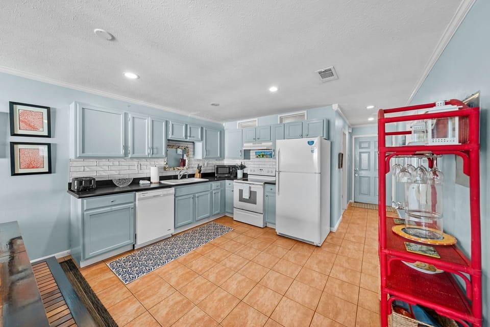Condo, 3 Bedrooms | Private kitchen | Fridge, microwave, oven, stovetop