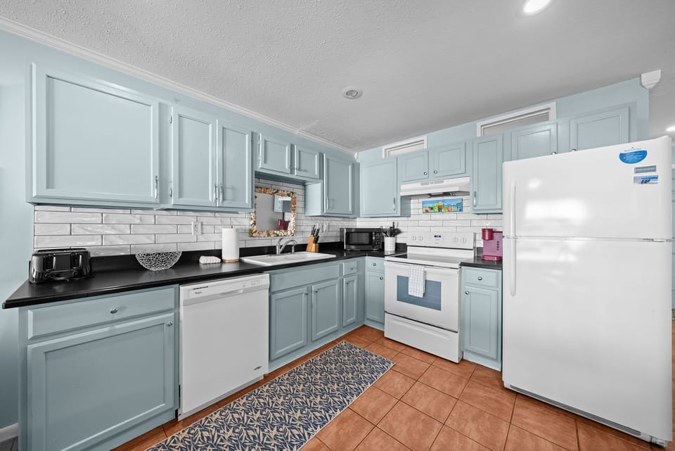 Condo, 3 Bedrooms | Private kitchen | Fridge, microwave, oven, stovetop