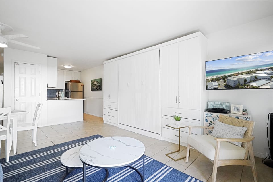 Studio | Living area | Smart TV