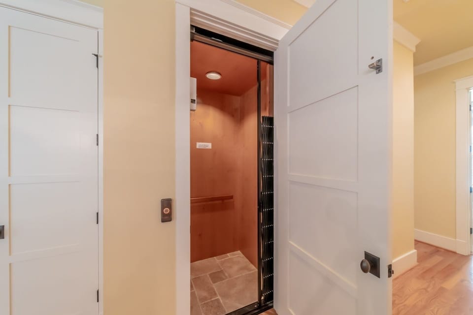 House, 4 Bedrooms | Elevator