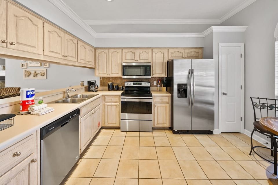 House, 3 Bedrooms | Private kitchen | Fridge, microwave, oven, coffee/tea maker
