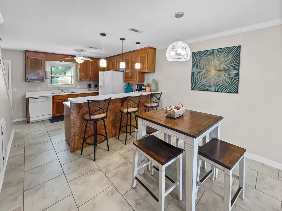 Townhome, 2 Bedrooms | Private kitchen | Fridge, microwave, oven, coffee/tea maker